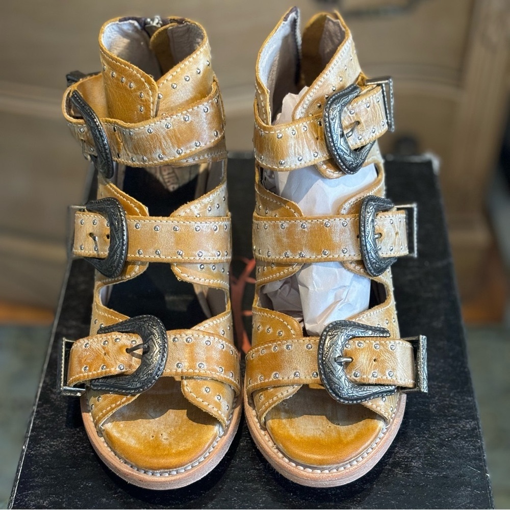 🤩 NWT FREEBIRD HEELED SANDALS IN BOX- PERFECT w/ Shoe Bags. Color: Banana